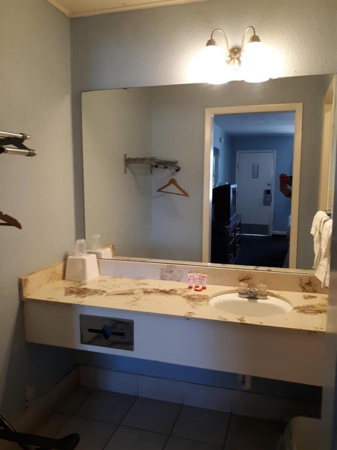 Rest Inn - Extended Stay, I-40 Airport, Wedding & Event Center أماريلو المظهر الخارجي الصورة
