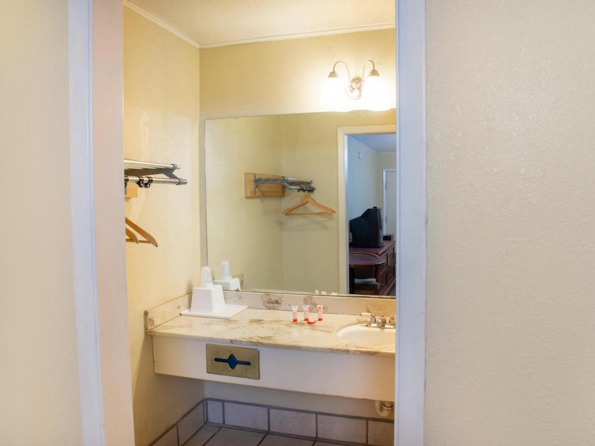 Rest Inn - Extended Stay, I-40 Airport, Wedding & Event Center أماريلو المظهر الخارجي الصورة