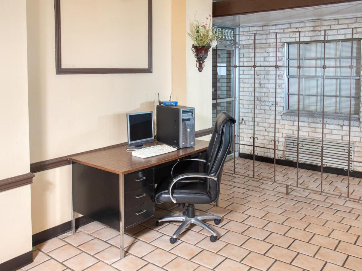 Rest Inn - Extended Stay, I-40 Airport, Wedding & Event Center أماريلو المظهر الخارجي الصورة